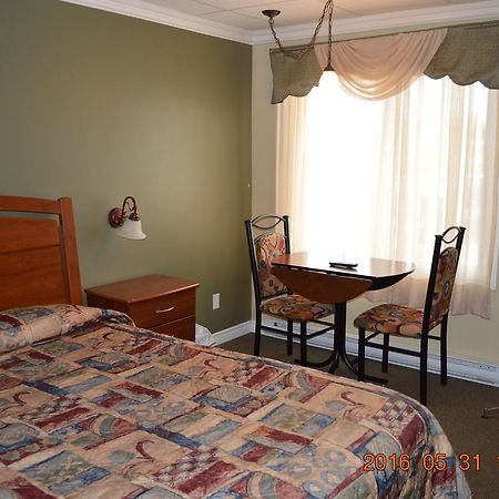 Motel-Auberge Helene Викториавил Екстериор снимка