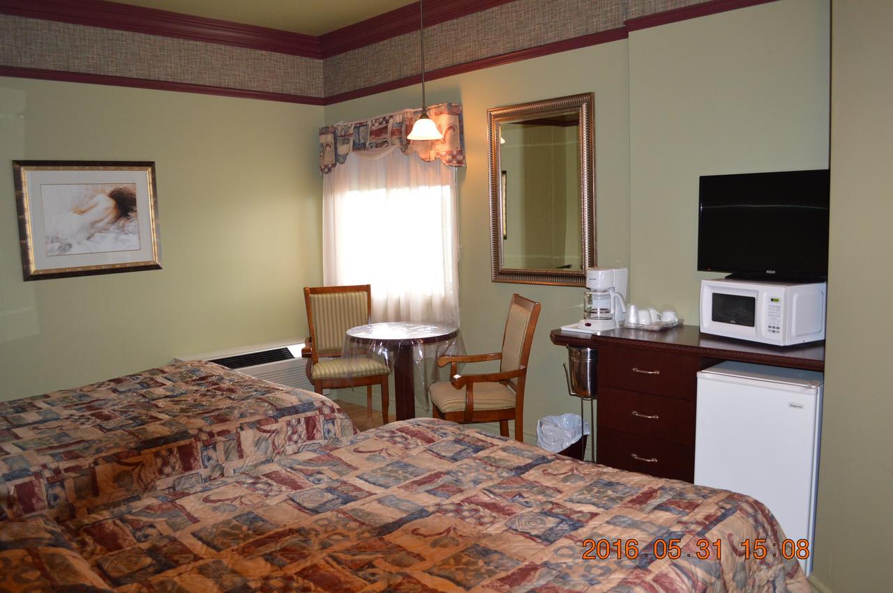 Motel-Auberge Helene Викториавил Екстериор снимка