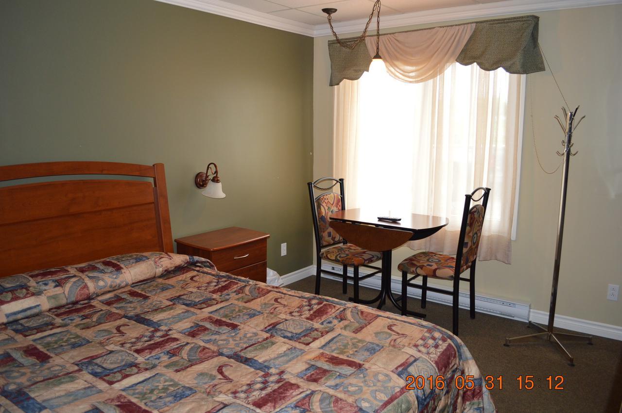 Motel-Auberge Helene Викториавил Екстериор снимка