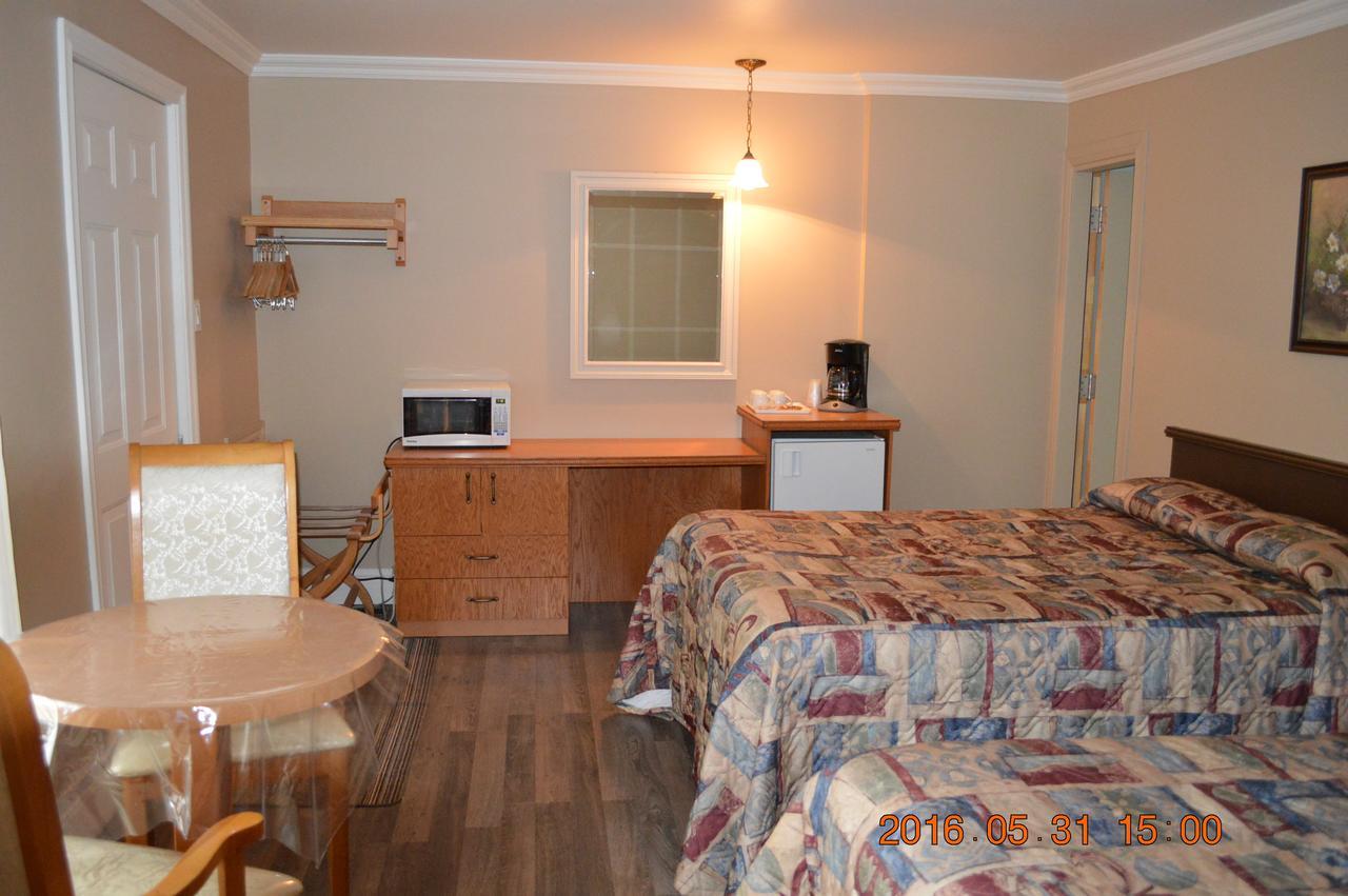 Motel-Auberge Helene Викториавил Екстериор снимка
