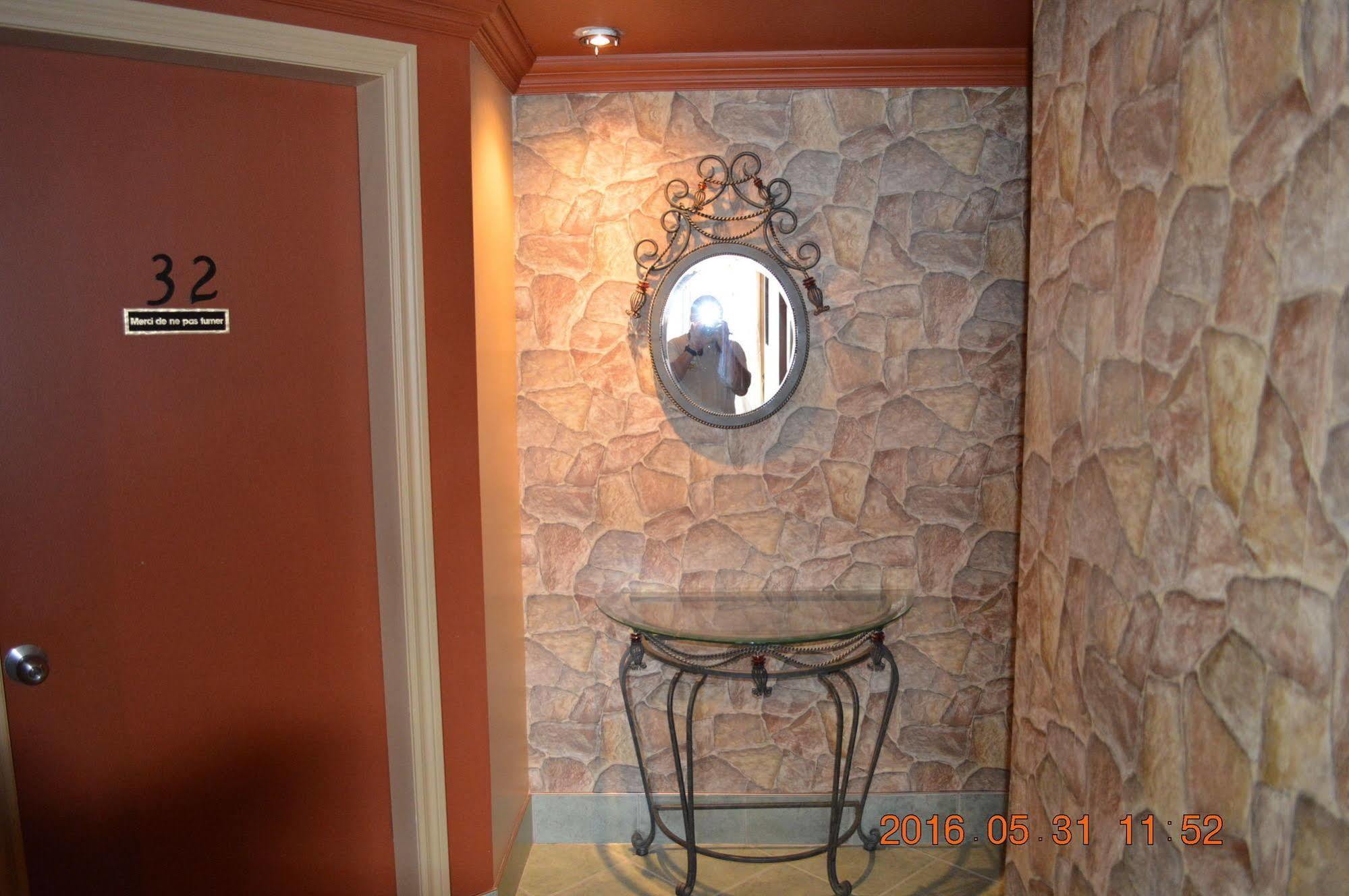 Motel-Auberge Helene Викториавил Екстериор снимка