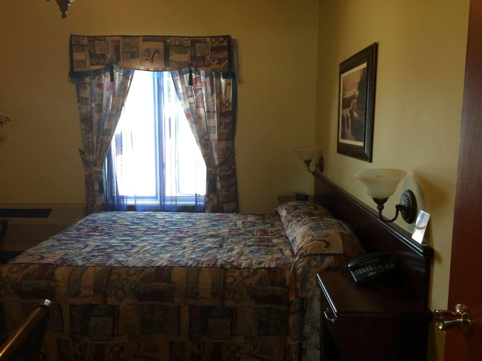 Motel-Auberge Helene Викториавил Екстериор снимка