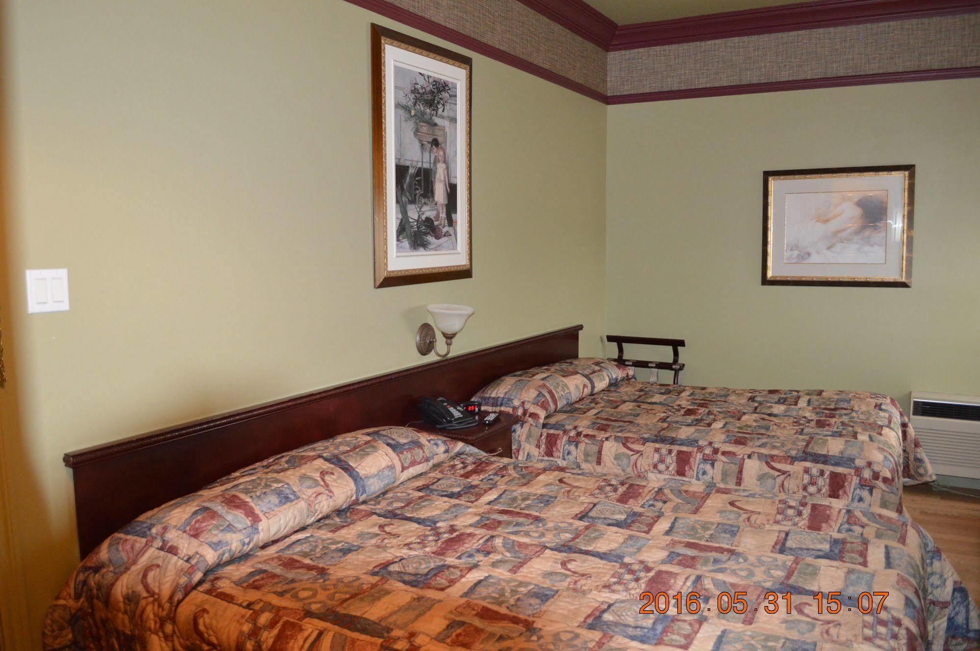 Motel-Auberge Helene Викториавил Екстериор снимка