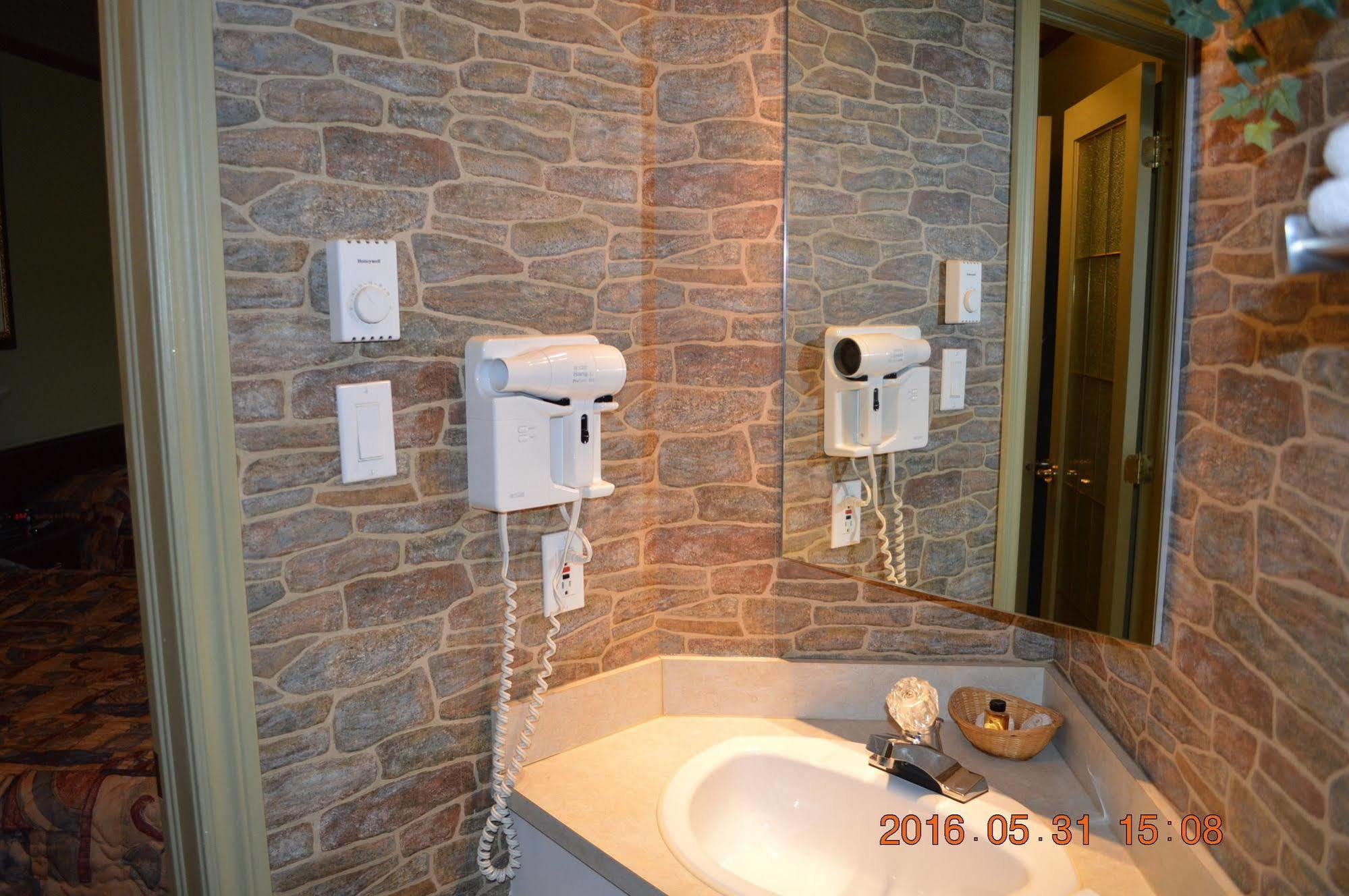 Motel-Auberge Helene Викториавил Екстериор снимка