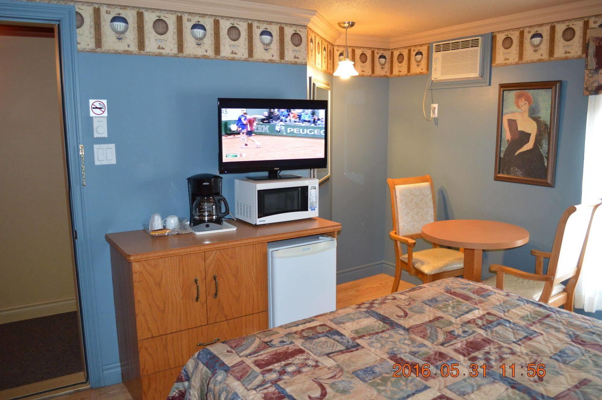 Motel-Auberge Helene Викториавил Екстериор снимка