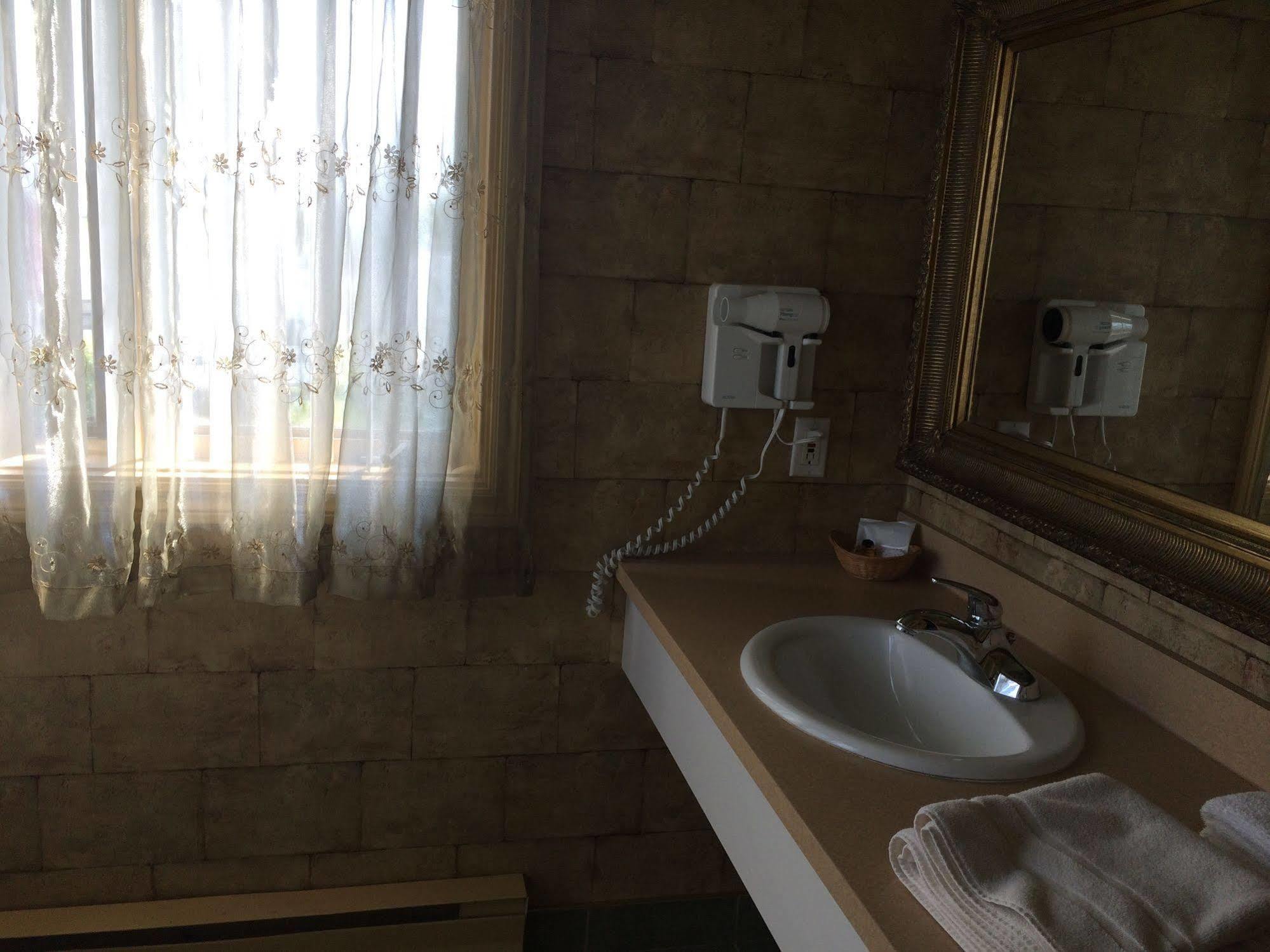 Motel-Auberge Helene Викториавил Екстериор снимка