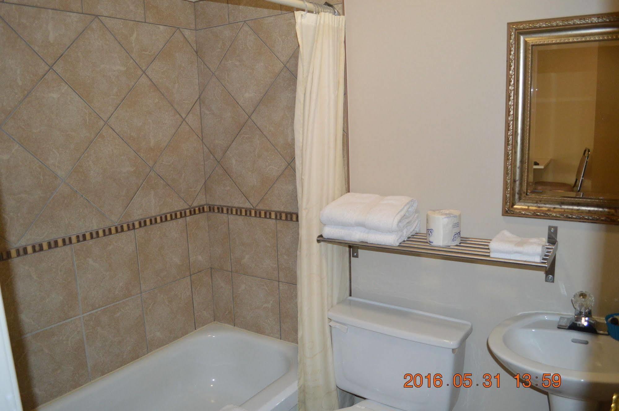 Motel-Auberge Helene Викториавил Екстериор снимка