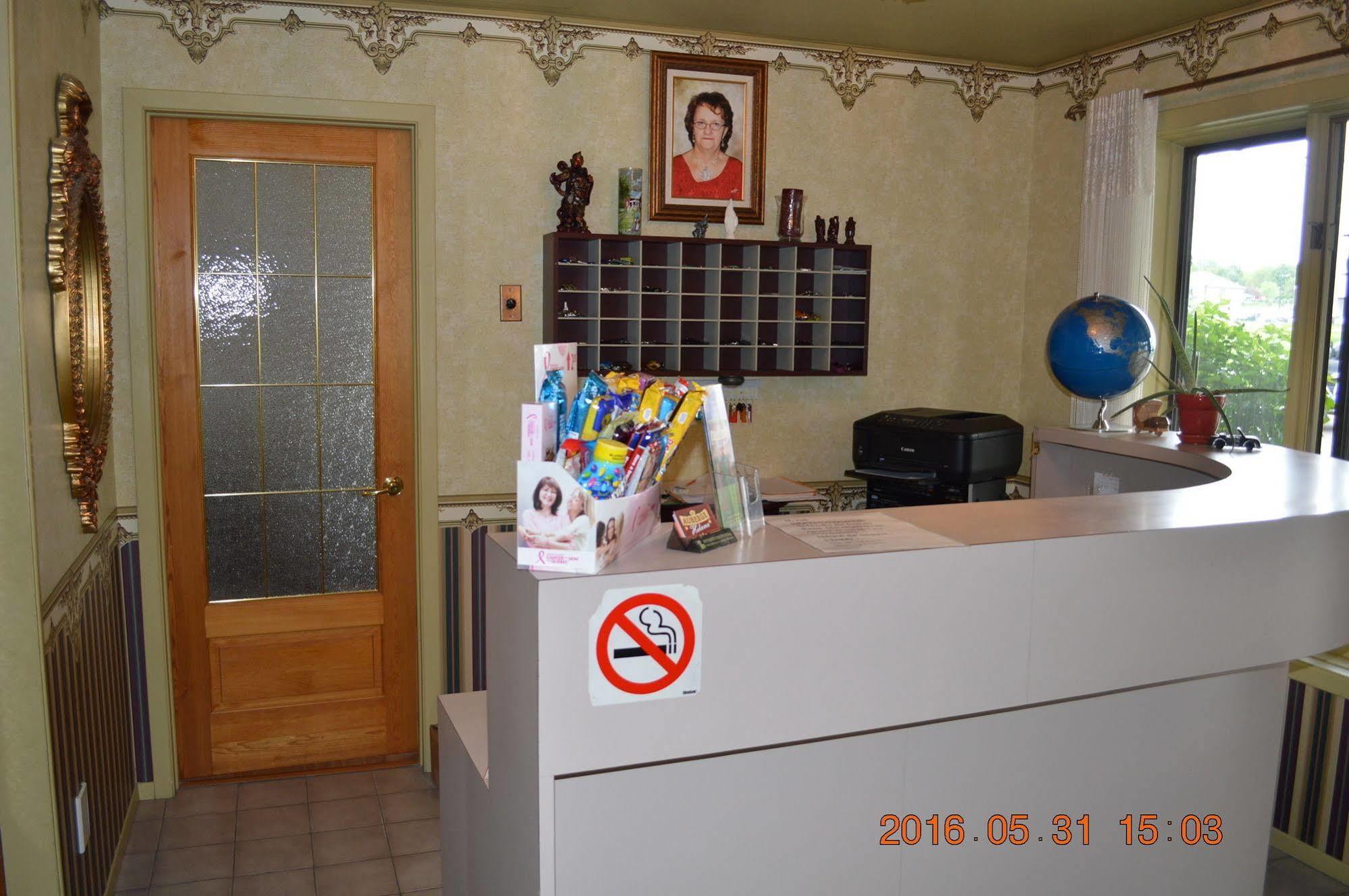 Motel-Auberge Helene Викториавил Екстериор снимка