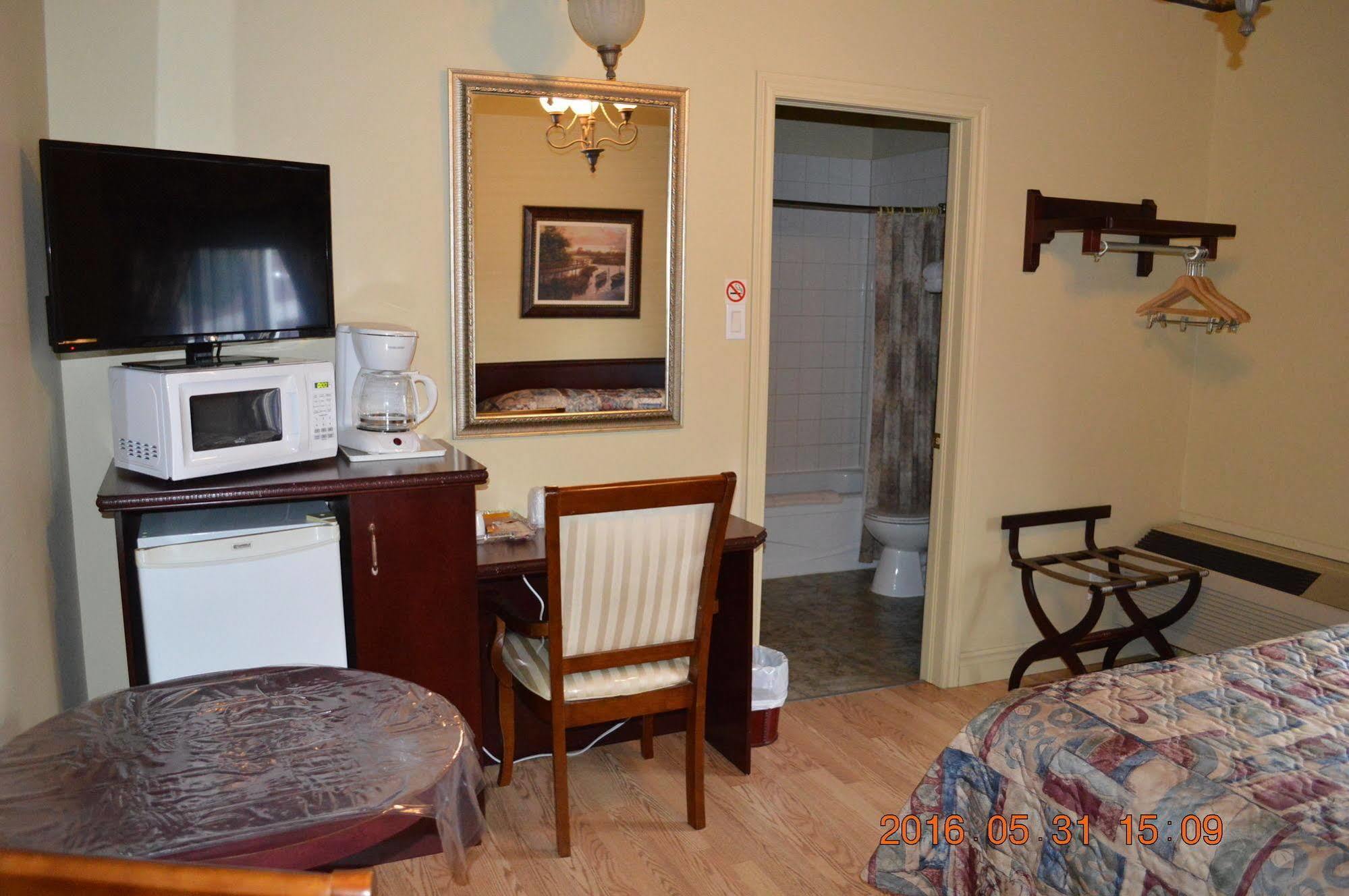 Motel-Auberge Helene Викториавил Екстериор снимка