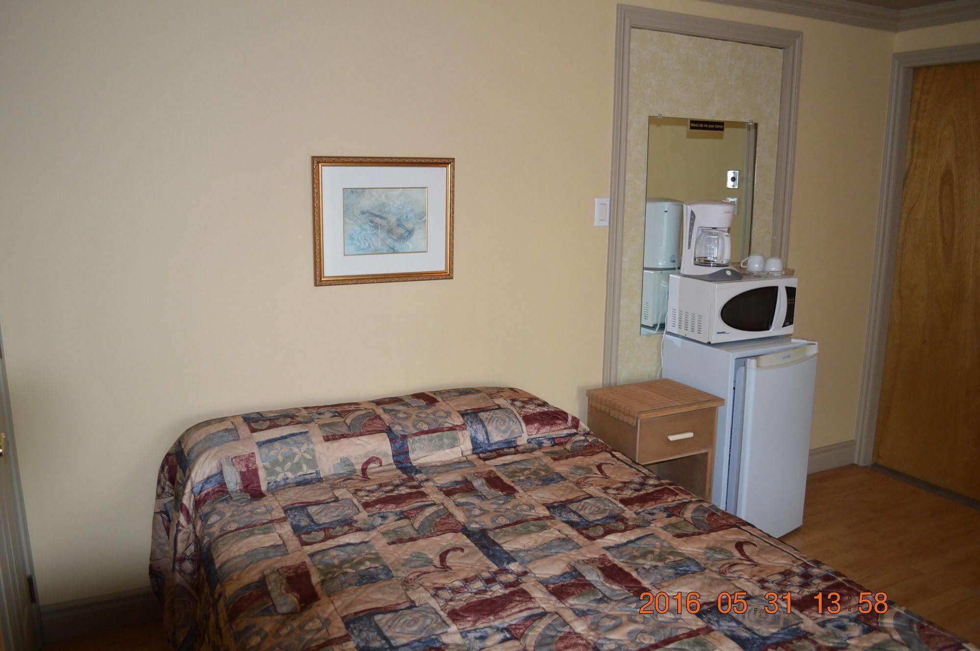 Motel-Auberge Helene Викториавил Екстериор снимка