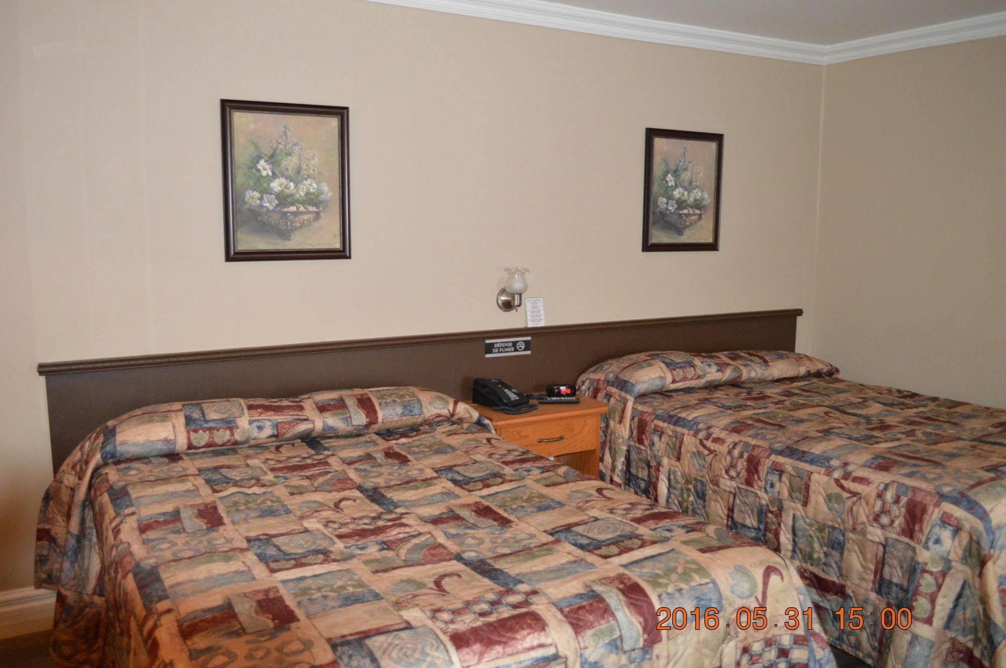 Motel-Auberge Helene Викториавил Екстериор снимка