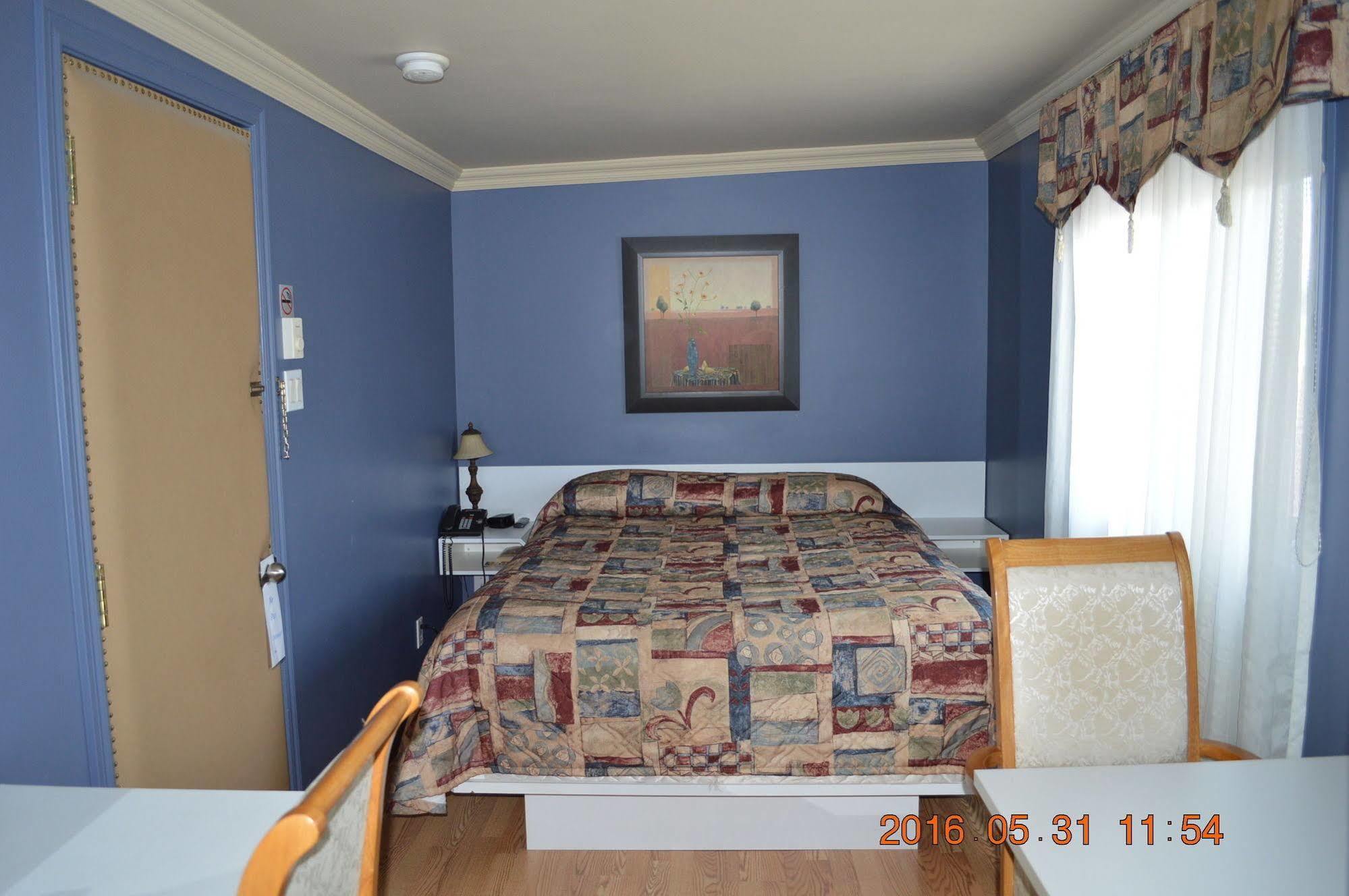 Motel-Auberge Helene Викториавил Екстериор снимка