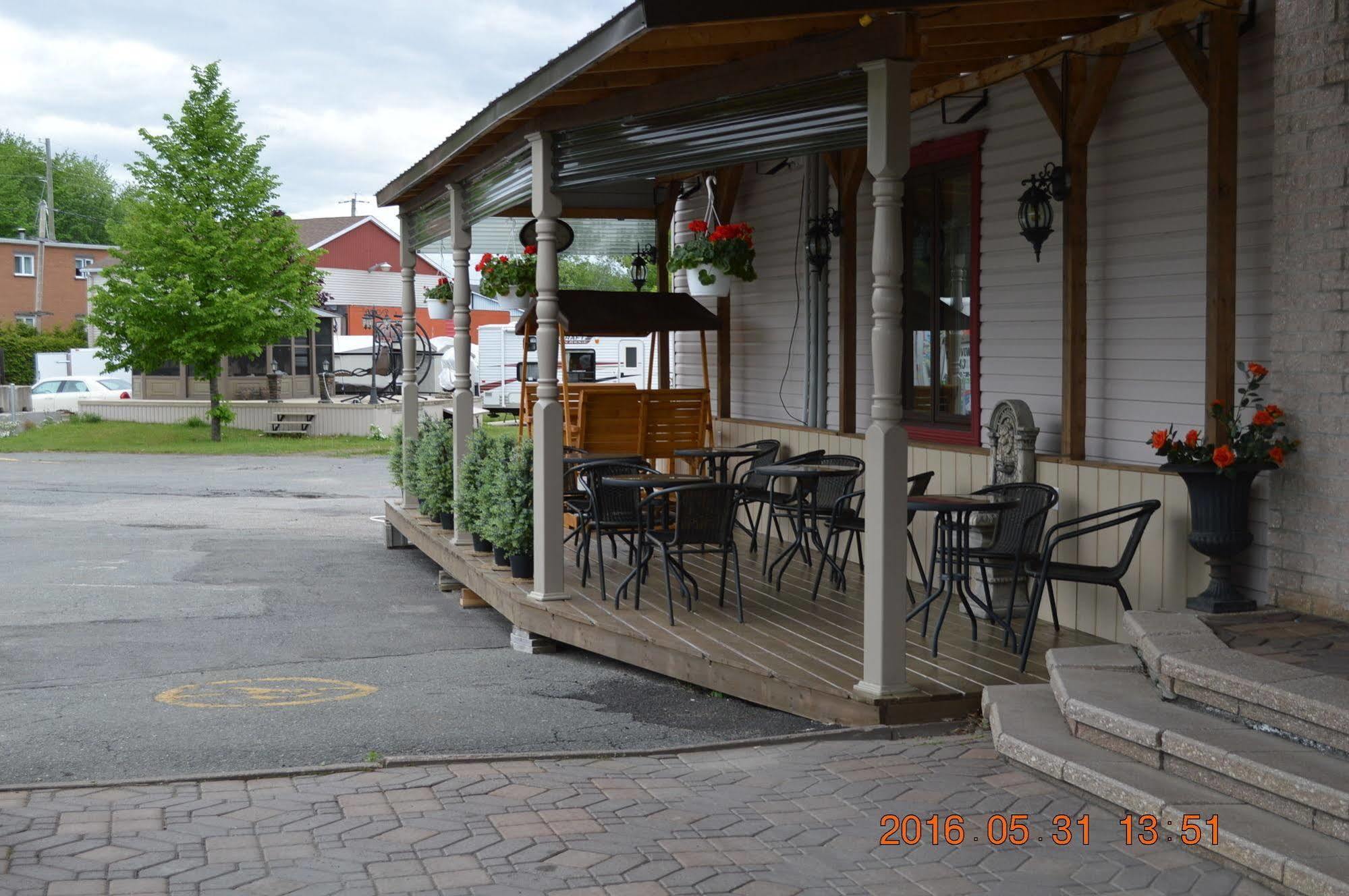 Motel-Auberge Helene Викториавил Екстериор снимка